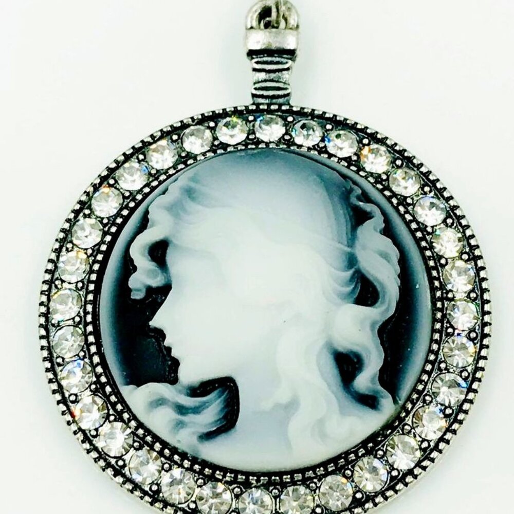 GRAY CAMEO PENDANT SILVERTONE SILVER TONE METAL RHINESTONE CRYSTAL GLASS